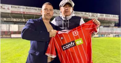 Maxwell wings it in to Welling hotseat